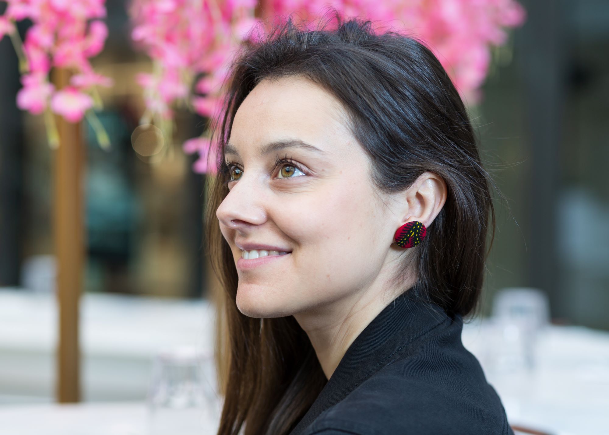 Femme avec boucles d'oreilles en wax